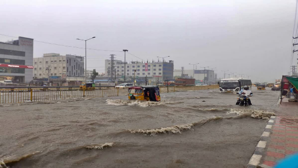 heavy rain in Hyderabad National Highway between lb nagar and Hayathnagar indulged heavy rain in Hyderabad National Highway between lb nagar and Hayathnagar indulged