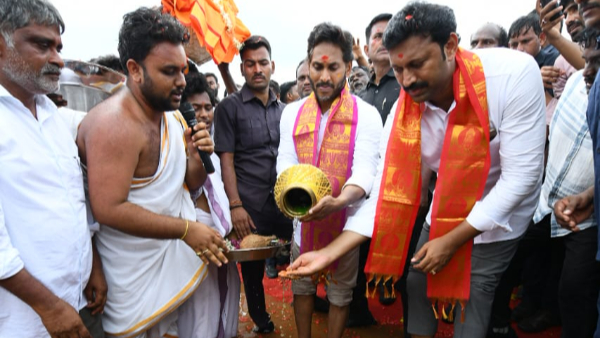 ys jagan offers jalaharati to krishna river goddress in pulivendula