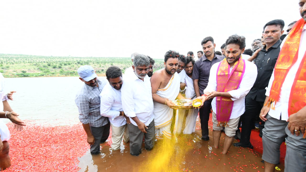 ys jagan offers jalaharati to krishna river goddress in pulivendula