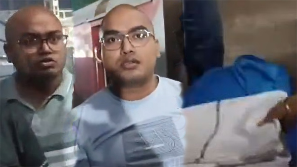 Shocking Video Passengers Caught Stealing Railway Bedsheets on Purushottam Express Shocking Video Passengers Caught Stealing Railway Bedsheets on Purushottam Express