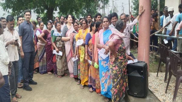 ex-minister-satyavathi-rathore-waits-que-line-for-urea-goes-viral