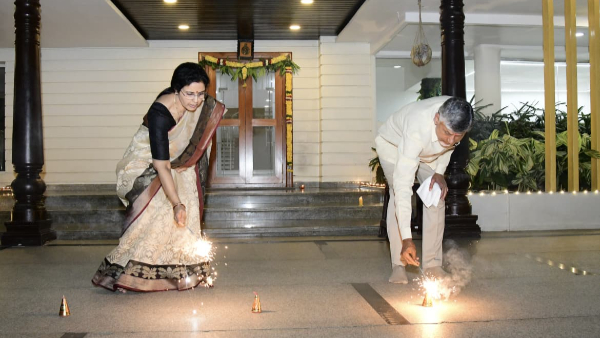 Pics see how Chandrababu naidu ys jagan celebrate Diwali with families today Pics see how Chandrababu naidu ys jagan celebrate Diwali with families today