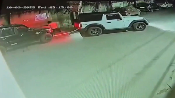 Viral Video Thieves Tow Away Parked Scorpio on Busy Gurgaon Road Viral Video Thieves Tow Away Parked Scorpio on Busy Gurgaon Road