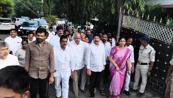 Big Twist in YSRCP Leader Jogi Ramesh s Viral WhatsApp Chat Complaint Filed with Vijayawada Police Big Twist in YSRCP Leader Jogi Ramesh s Viral WhatsApp Chat Complaint Filed with Vijayawada Police