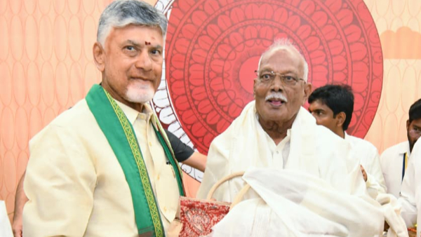 Chandrababu Addresses Amaravati Farmers at CRDA Office Amidst Ignorance Claims Chandrababu Addresses Amaravati Farmers at CRDA Office Amidst Ignorance Claims