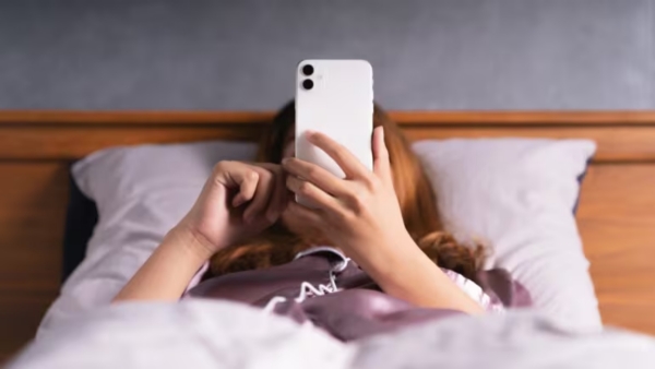 Morning Phone Use Harms Mood Warn Doctors in New Study Chapter