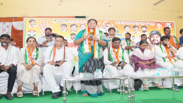 Seethakka s Rallying Cry Congress Naveen Yadav Urged to Clinch Jubilee Hills Victory