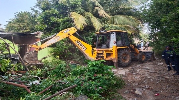 Encroachments cleared in the Prime area of Hyderabad by the HYDRAA