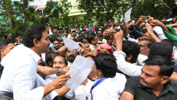 Jagan braves heavy rain in Vizag assures steel plant workers on privatization