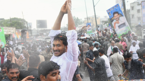 Jagan braves heavy rain in Vizag assures steel plant workers on privatization