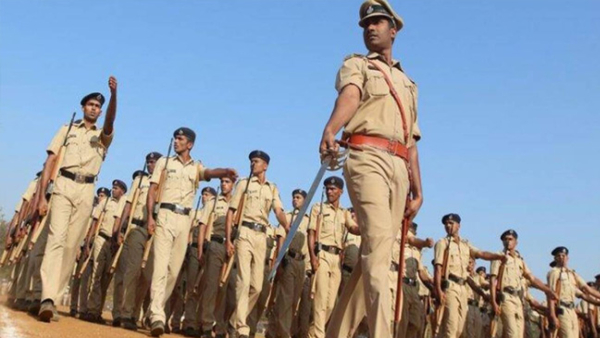 9 5 lakh applications for 7500 constable jobs ph d holders engineers applied