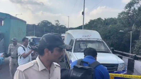 7 Crore Heist in Bengaluru Gang Poses as Income Tax Officers Loot House in Broad Daylight 7 Crore Heist in Bengaluru Gang Poses as Income Tax Officers Loot House in Broad Daylight