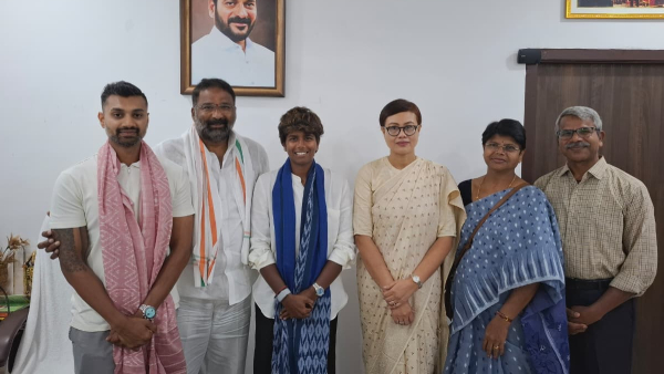 minister-vakiti-srihari-honours-team-india-women-player-arundhati-reddy minister-vakiti-srihari-honours-team-india-women-player-arundhati-reddy