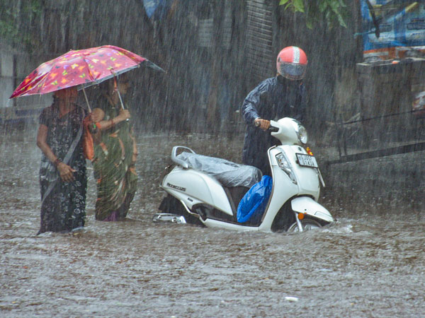 Low pressure over Bay of Bengal may grow into Cyclone Senyar heavy rain expected in Coastal districts Low pressure over Bay of Bengal may grow into Cyclone Senyar heavy rain expected in Coastal districts