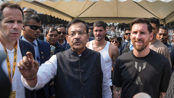 కోల్‌కతా మెస్సీ ప్రదర్శనపై గందరగోళం మధ్య పశ్చిమ బెంగాల్ క్రీడా మంత్రి రాజీనామా చేశారు