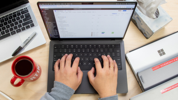 laptop-only-for-4000-at-dilsukhnagar-creates-uproar