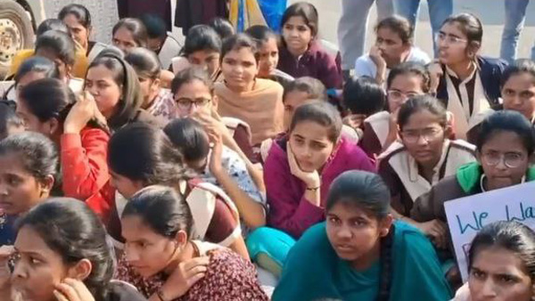 Students protest in Warangal for lecturers causing a traffic jam