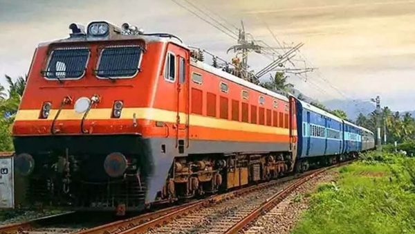 trains-running-by-delay-between-visakha-and-vijayawada-due-to-fire-accident-in-ernakulam-express trains-running-by-delay-between-visakha-and-vijayawada-due-to-fire-accident-in-ernakulam-express