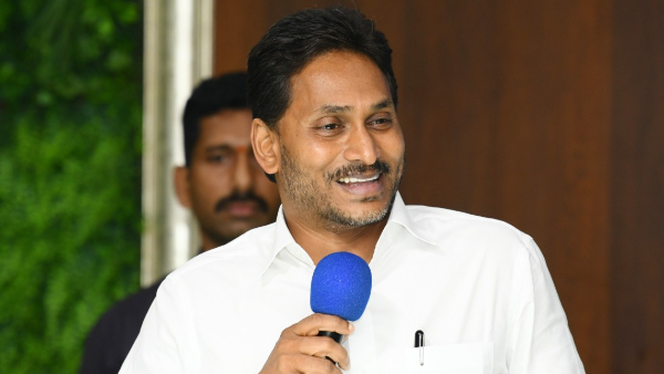 KCR Extends Birthday Wishes to YS Jagan in a Timely Phone Call KCR Extends Birthday Wishes to YS Jagan in a Timely Phone Call