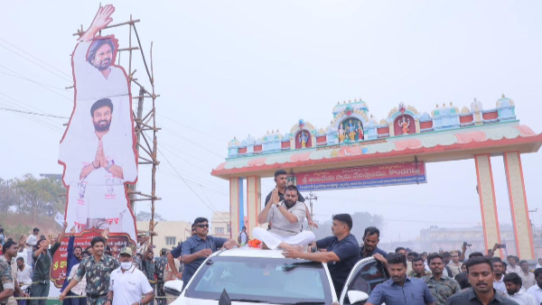 pawan kalyan narrowly escapes electric shock in kondgattu tour