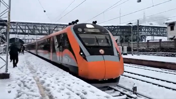Vande Bharat Glides from Katra to Srinagar Through Fresh Snowfall Vande Bharat Glides from Katra to Srinagar Through Fresh Snowfall