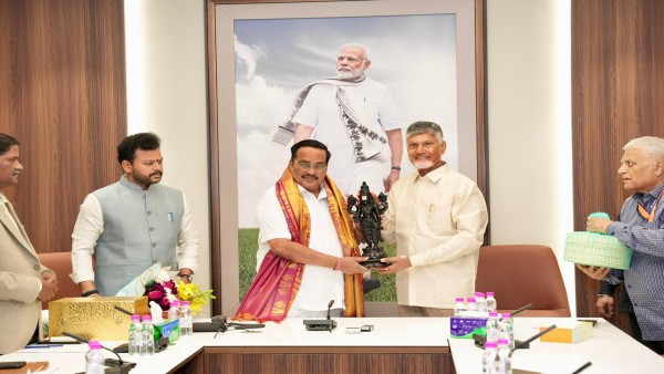పోలవరం, నీటిపారుదల ప్రాజెక్టులపై జలశక్తి మంత్రితో సీఎం చంద్రబాబు కీలక చర్చలు పోలవరం, నీటిపారుదల ప్రాజెక్టులపై జలశక్తి మంత్రితో సీఎం చంద్రబాబు కీలక చర్చలు