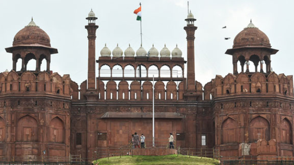 ఢిల్లీ ఎర్రకోట దగ్గర ఇంటెలిజెన్స్ హెచ్చరికను అందుకుంది, పరిశీలనలో ఉన్న దేవాలయాలను లక్ష్యంగా చేసుకుని దాడి హెచ్చరించింది