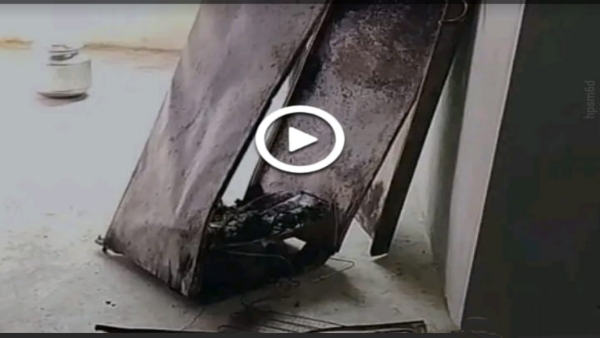 పశ్చిమ గోదావరి జిల్లా మొగల్తూరు మండలం కొండవారిపాలెం ఇంట్లో ఫ్రిడ్జ్ పేలింది.