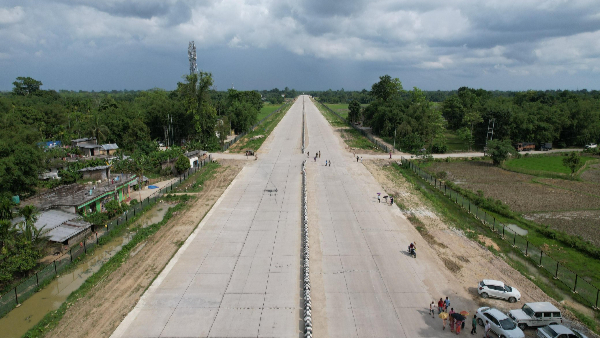 చైనా సరిహద్దు దగ్గర భారతదేశం యొక్క వ్యూహాత్మక మూవ్ హైవే రాఫెల్స్ మరియు గ్లోబ్ మాస్టర్స్ కోసం ఎయిర్స్ట్రిప్గా మారింది చైనా సరిహద్దు దగ్గర భారతదేశం యొక్క వ్యూహాత్మక మూవ్ హైవే రాఫెల్స్ మరియు గ్లోబ్ మాస్టర్స్ కోసం ఎయిర్స్ట్రిప్గా మారింది