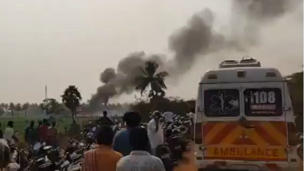 కాకినాడ బాణాసంచా పేలుడు దుర్ఘటనలో మృతుల సంఖ్య 23కి చేరడంతో సీఎం చంద్రబాబు నాయుడు వెట్లపాలెం బాధితులను పరామర్శించారు.