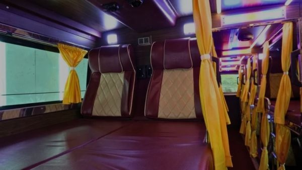 మచిలీపట్నంలో స్లీపర్ సీటు వివాదంలో డ్రైవర్‌పై ప్రైవేట్ బస్సు డ్రామా ప్రేమికులు నకిలీ పేర్లను బుక్ చేసి దాడి చేశారు.