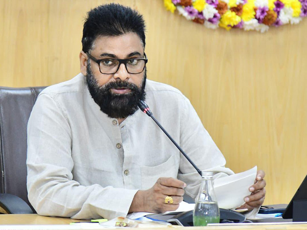 అధికారుల సంక్షేమ పథకాల అమలుపై పవన్ కల్యాణ్ ఆసక్తికర వ్యాఖ్యలు చేశారు