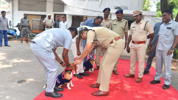 వరంగల్ పోలీస్ కమిషనరేట్‌లో చేరిన పోలీసు కుక్కలు భైరవ్, విరాట్ శిక్షణలో బంగారు పతకం సాధించారు
