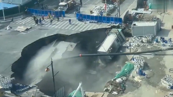 దిగ్భ్రాంతికరమైన షాంఘై సింక్‌హోల్ రోడ్డు మార్గం మరియు సమీపంలోని భవనాలను స్వాలోస్ సెక్యూరిటీ కెమెరాలు భారీగా బంధించాయి