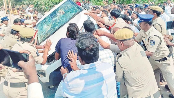 కామారెడ్డిలో ఉద్రిక్తత బండి సంజయ్ హౌస్ అరెస్ట్ ఆరోపణ తెలంగాణాలో ఎమర్జెన్సీ లాంటి పరిస్థితి