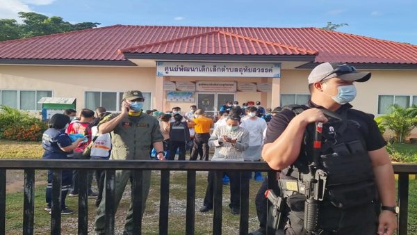 డేకేర్ సెంటర్ NongBuaLamphu షూటింగ్‌లో 23 మంది పిల్లలతో సహా థాయ్‌లాండ్ విషాద మారణకాండ 34 మంది చనిపోయారు