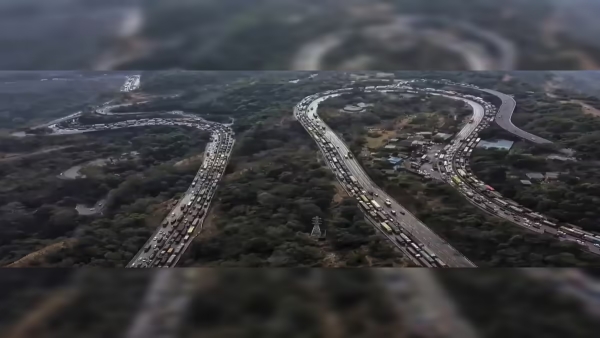 traffic 32 Hours Pune Mumbai Expressway Commuters Stranded Without Food Water Govt Face Backlash traffic 32 Hours Pune Mumbai Expressway Commuters Stranded Without Food Water Govt Face Backlash