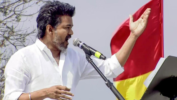 తమిళనాడు ఎన్నికల్లో టీవీకే ఇతర పార్టీలతో పొత్తు పెట్టుకోదని విజయ్ ప్రకటించారు