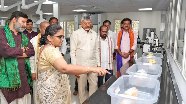 ఆంధ్రప్రదేశ్లో గుంటూరు వైజాగ్లో అధునాతన ఫుడ్ టెస్టింగ్ ల్యాబ్లను ఏర్పాటు చేయనున్నట్టు తిరుమల మోడల్లో ఆరోగ్య శాఖ మంత్రి తెలిపారు. ఆంధ్రప్రదేశ్లో గుంటూరు వైజాగ్లో అధునాతన ఫుడ్ టెస్టింగ్ ల్యాబ్లను ఏర్పాటు చేయనున్నట్టు తిరుమల మోడల్లో ఆరోగ్య శాఖ మంత్రి తెలిపారు.