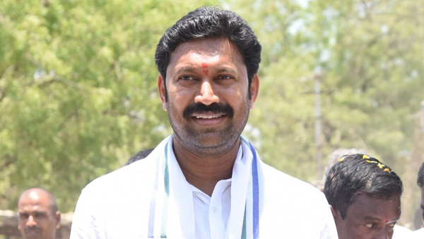 వైఎస్ వివేకానందరెడ్డి కూతురు సునీతపై కడప ఎంపీ వైఎస్ అవినాష్ రెడ్డి సంచలన ఆరోపణలు చేశారు వైఎస్ వివేకానందరెడ్డి కూతురు సునీతపై కడప ఎంపీ వైఎస్ అవినాష్ రెడ్డి సంచలన ఆరోపణలు చేశారు