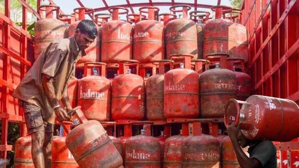 కమర్షియల్ LPG గ్యాస్ సిలిండర్ ధరలను చమురు మార్కెటింగ్ కంపెనీలు నేటి నుండి 28 రూపాయలు పెంచాయి.
