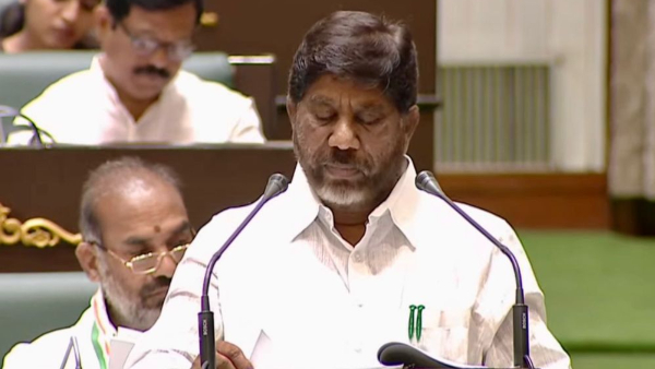 గిరిజన రైతులను ఆదుకునేందుకు ఇందిరా సౌర గిరిజన వికాసం పథకాన్ని డిప్యూటీ సీఎం భట్టి విక్రమార్క ప్రకటించారు. గిరిజన రైతులను ఆదుకునేందుకు ఇందిరా సౌర గిరిజన వికాసం పథకాన్ని డిప్యూటీ సీఎం భట్టి విక్రమార్క ప్రకటించారు.