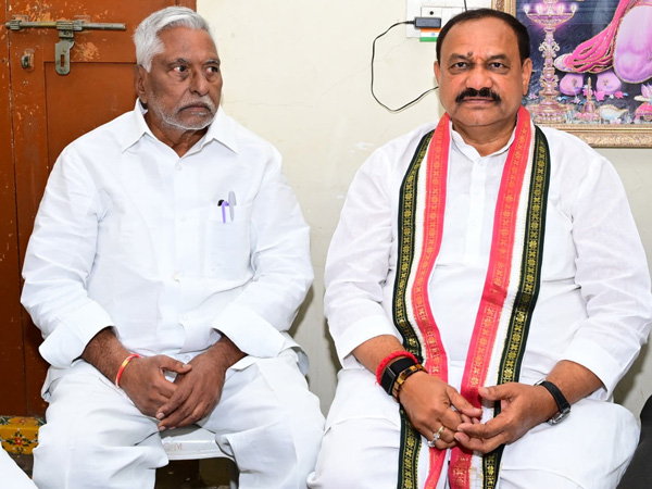 TPCC chief Maheh Goud discussions with Jeevan Reddy amid his party changing speculations Here the details TPCC chief Maheh Goud discussions with Jeevan Reddy amid his party changing speculations Here the details