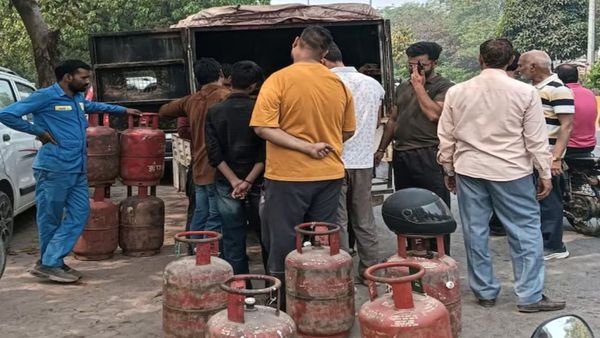 lpg-cylinder-shortage-in-india-due-to-iran-israel-conflicts-creates-black-market-and-issues-to-pub