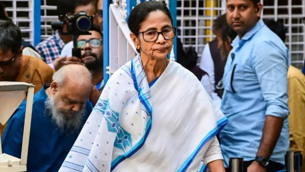 Mamata Banerjee Launches Indefinite Sit-In as Kolkata Esplanade East Witnesses Huge Crowd in Support Mamata Banerjee Launches Indefinite Sit-In as Kolkata Esplanade East Witnesses Huge Crowd in Support