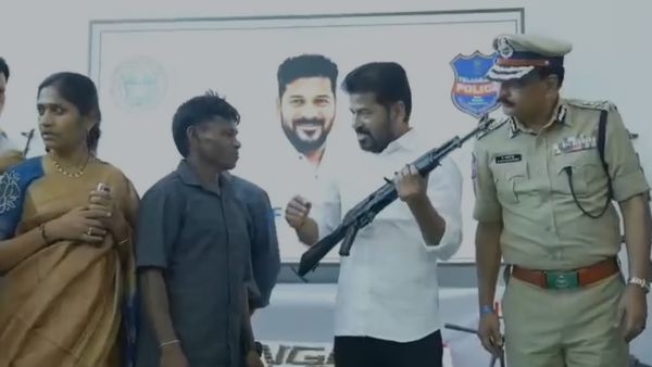 చారిత్రాత్మక లొంగుబాటు హైదరాబాద్‌లో సీఎం రేవంత్ రెడ్డి ముందు 130 మంది మావోయిస్టులు 124 అధునాతన ఆయుధాలు వేశారు.