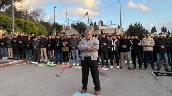 అల్ అక్సా మసీదు ముట్టడి తూర్పు జెరూసలేంలో ఉద్రిక్తతల మధ్య పాలస్తీనియన్లను రంజాన్ ప్రార్థనల నుండి నిరోధించిన ఇజ్రాయెల్ దళాలు అల్ అక్సా మసీదు ముట్టడి తూర్పు జెరూసలేంలో ఉద్రిక్తతల మధ్య పాలస్తీనియన్లను రంజాన్ ప్రార్థనల నుండి నిరోధించిన ఇజ్రాయెల్ దళాలు