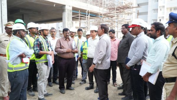 అమరావతిలో 4 026 క్వార్టర్లు, రోడ్ల నిర్మాణ పనులు ఆలస్యం కావటంతో కాంట్రాక్టర్లను హెచ్చరించిన మంత్రి నారాయణ