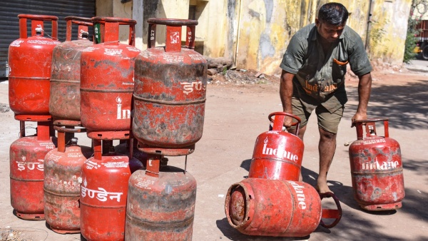 చమురు-కంపెనీలు-తాజా-పరిమితులు-ఓవర్-డొమెస్టిక్-ఎల్‌పిజి-సిలిండర్లు-బుకింగ్-అమిడ్-ఇరాన్-ఇజ్రాయెల్-వార్-ఇక్కడ-t