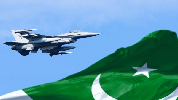 ఆఫ్ఘనిస్థాన్ విమానాల రాకపోకలకు అంతరాయం ఏర్పడటంతో ఉద్రిక్తతలు పెరుగుతున్న నేపథ్యంలో పాకిస్థాన్ గగనతలాన్ని తాత్కాలికంగా మూసివేసింది.